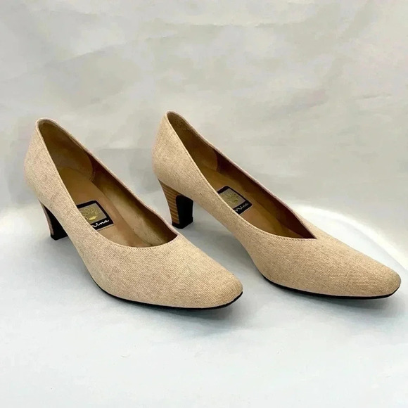 Nina Slip On Heels 8.5M Cream 2.5” Kitten Heel Closed Toe Vintage - Picture 2 of 13